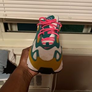 Woman’s Air Max 200